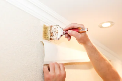 Pose de papier peint à Québriac — revêtements muraux et toiles de verre